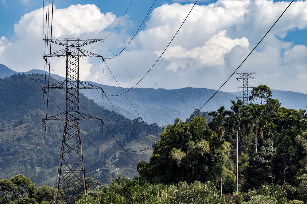Torre de energía Colombia con montañas